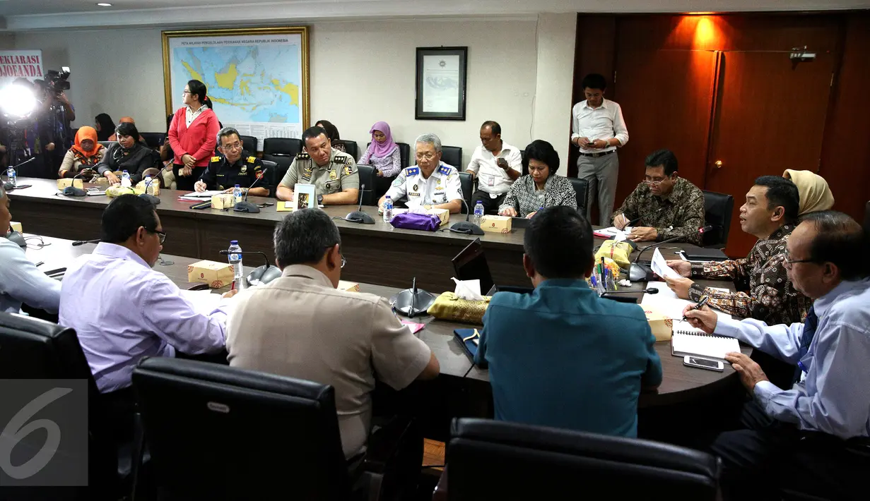 Suasana rapat terkait Penurunan Dwelling Time di Gedung BPPT, Jakarta, Rabu (23/9/2015). Kemenko Maritim akan memperpendek dwelling time dan menindak mafia pelabuhan. (Liputan6.com/Faizal Fanani)