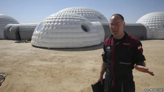 Gernot Groemer, komandan misi Amadee-18 Simulasi Kehidupan di Mars, di gurun Dhofar, Oman (Sam McNeil/AP PHOTO via VOA)