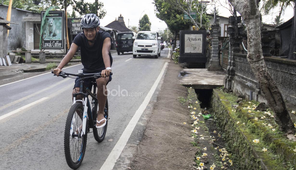 Striker Timnas Indonesia U-22, Ahmad Nur Hardianto, mengisi waktu libur dengan bermain sepeda di Ubud, Bali, Jumat (7/7/2017). Penyerang Persela ini sedang mengikuti pemusatan latihan jelang SEA Games. (Bola.com/Vitalis Yogi Trisna)