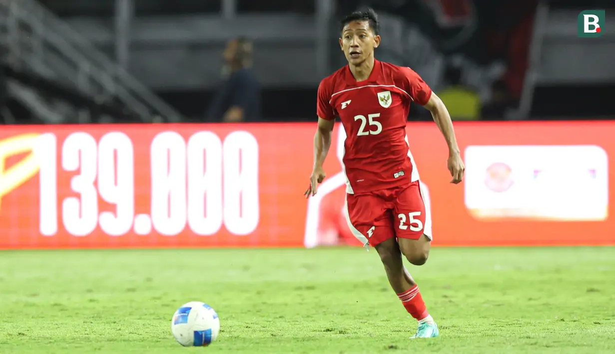 Pemain Timnas Indonesia, Beckham Putra menggiring bola dalam laga FIFA Matchday melawan Chinese Taipei di Stadion Gelora Bung Tomo (GBT), Surabaya, Jumat (05/09/2025). (Bola.com/Abdul Aziz)