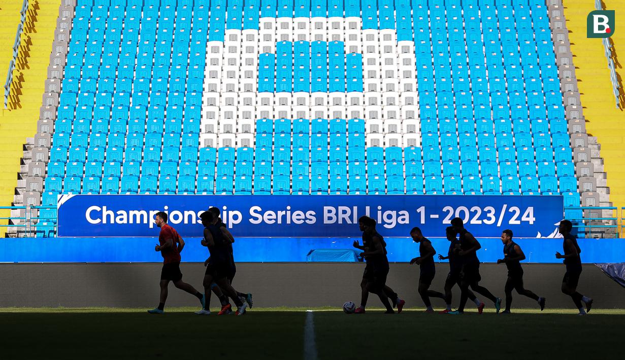 Skuad Borneo FC melakukan jogging saat sesi official training di Stadion Batakan, Balikpapan, Sabtu (18/5/2024) jelang laga leg kedua semifinal Championship Series BRI Liga 1 2023/2024 pada Minggu, 19 Mei 2024. (Bola.com/Bagaskara Lazuardi)