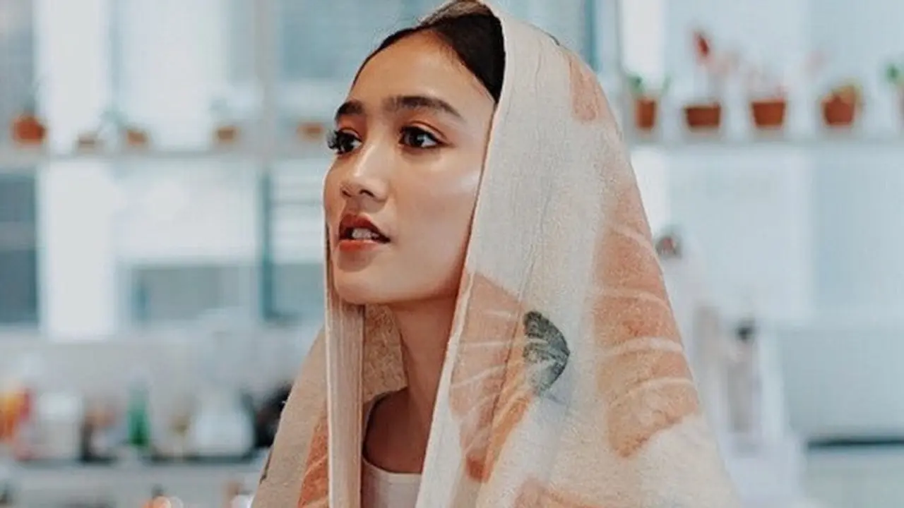 [Bintang] Febby Rastanty Sharing Dandanan Bukber Simpel yang Glowing di Ramadan 2018