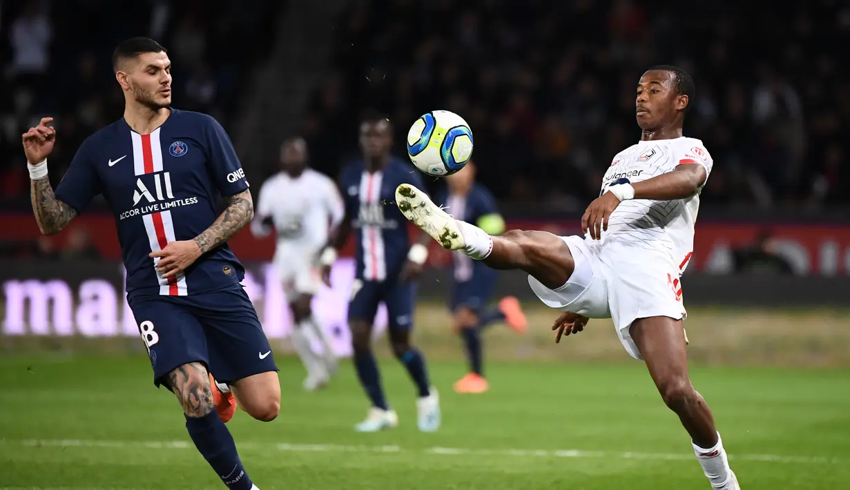 Bek Lille Gabriel dos Santos Magalhaes berusaha mengontrol bola dari kejaran penyerang PSG Mauro Icardi pada pertandingan L1 Prancis di Parc des Princes di Paris pada 22 November 2019. Gabriel secara resmi dibeli Arsenal dari Lille dengan nilai transfer 27 juta poundsterling. (AFP/Franck Fife)