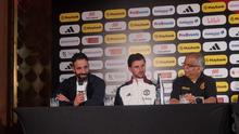 Manajer Manchester United, Ruben Amorim (kiri), dan Mason Mount (tengah) dalam sesi konferensi pers di Kuala Lumpur, Malaysia, Selasa (27/5/2025). MU akan beruji coba di ASEAN All-Stars di Stadion Bukit Jalil, Rabu (28/5/2025). (Bola.com/Yus Mei Sawitri)