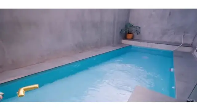 Kolam renang di rumah Zaskia dan Hanung tampak luas dan sederhana. Tak banyak mainan dan properti.