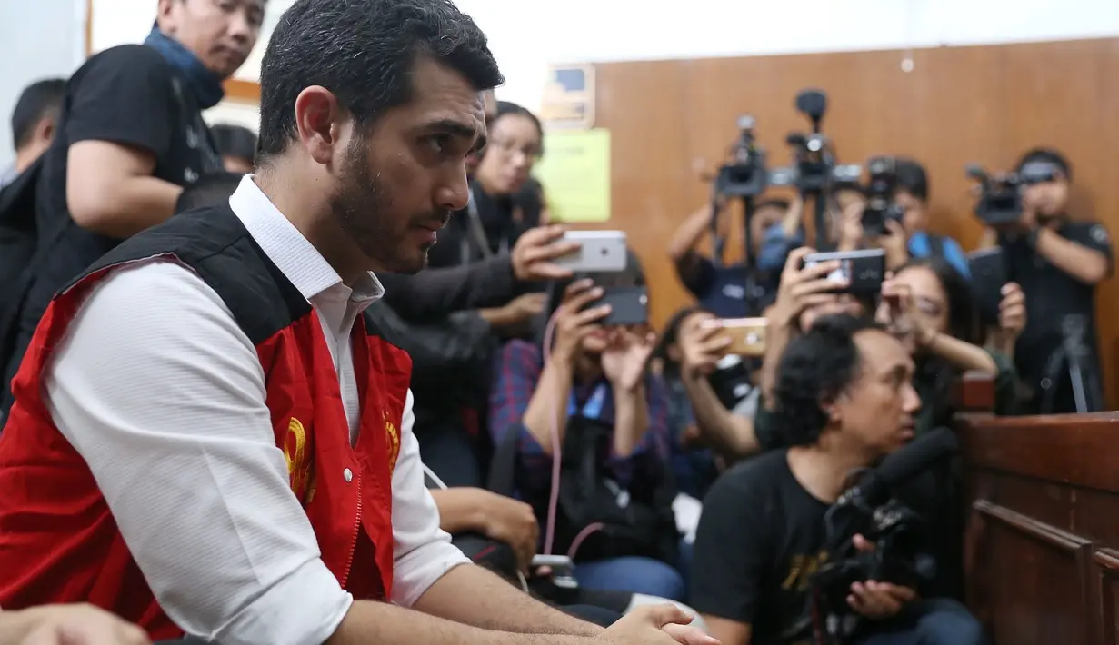 Mendengar dakwaan dari jaksa, Fachri menerimanya. Begitu juga kuasa hukumnya yang diketuai Sandy Arifin, menerima dakwaan tersebut lantaran sesuai perkara. (Nurwahyunan/Bintang.com)