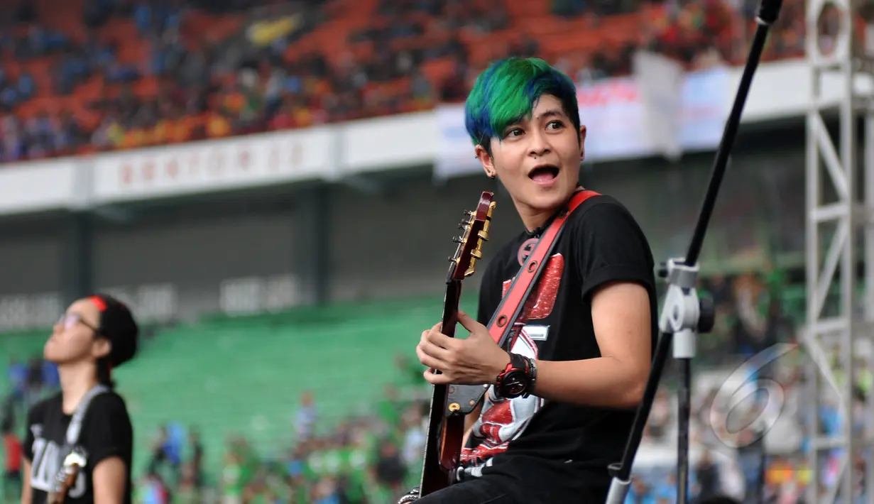 TRIAD saat beraksi di Perayaan hari buruh internasional (May Day), Stadion Gelora Bung Karno, Jakarta, Jumat (1/5/2015). TRIAD terpaksa menghentikan aksinya karena ada insiden seorang pria yang terjun sambil membakar diri (Liputan6.com/Herman Zakharia)