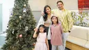 Keluarga Sharena dan Ryan Delon juga pernah terlihat kompak mengenakan outfit dengan nuansa warna pastel. Berpose di samping pohon Natal, keempatnya mengenakan outfit berpalet warna pastel yang serasi. Foto: Instagram.