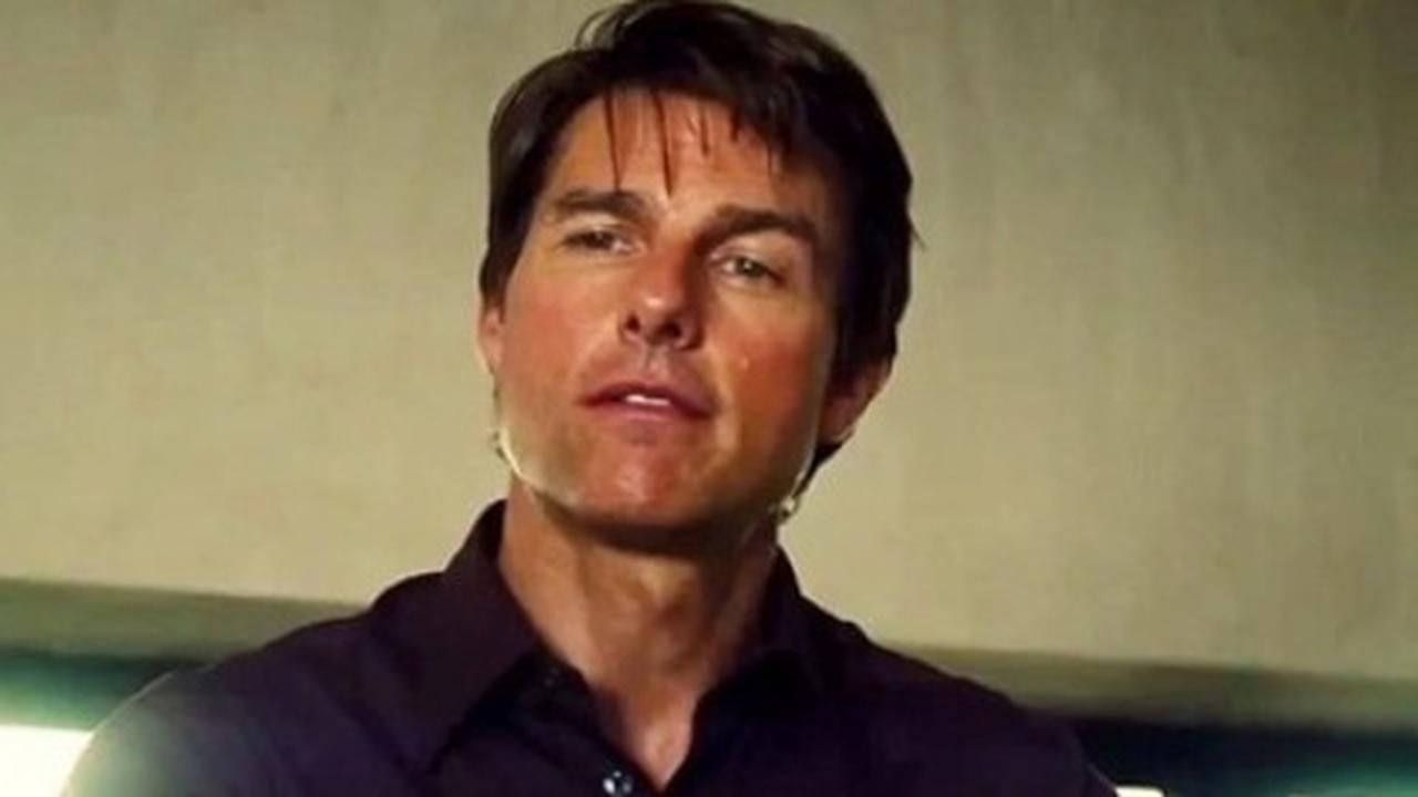 Misi mustahil, Tom Cruise bergelantungan di pintu pesawat