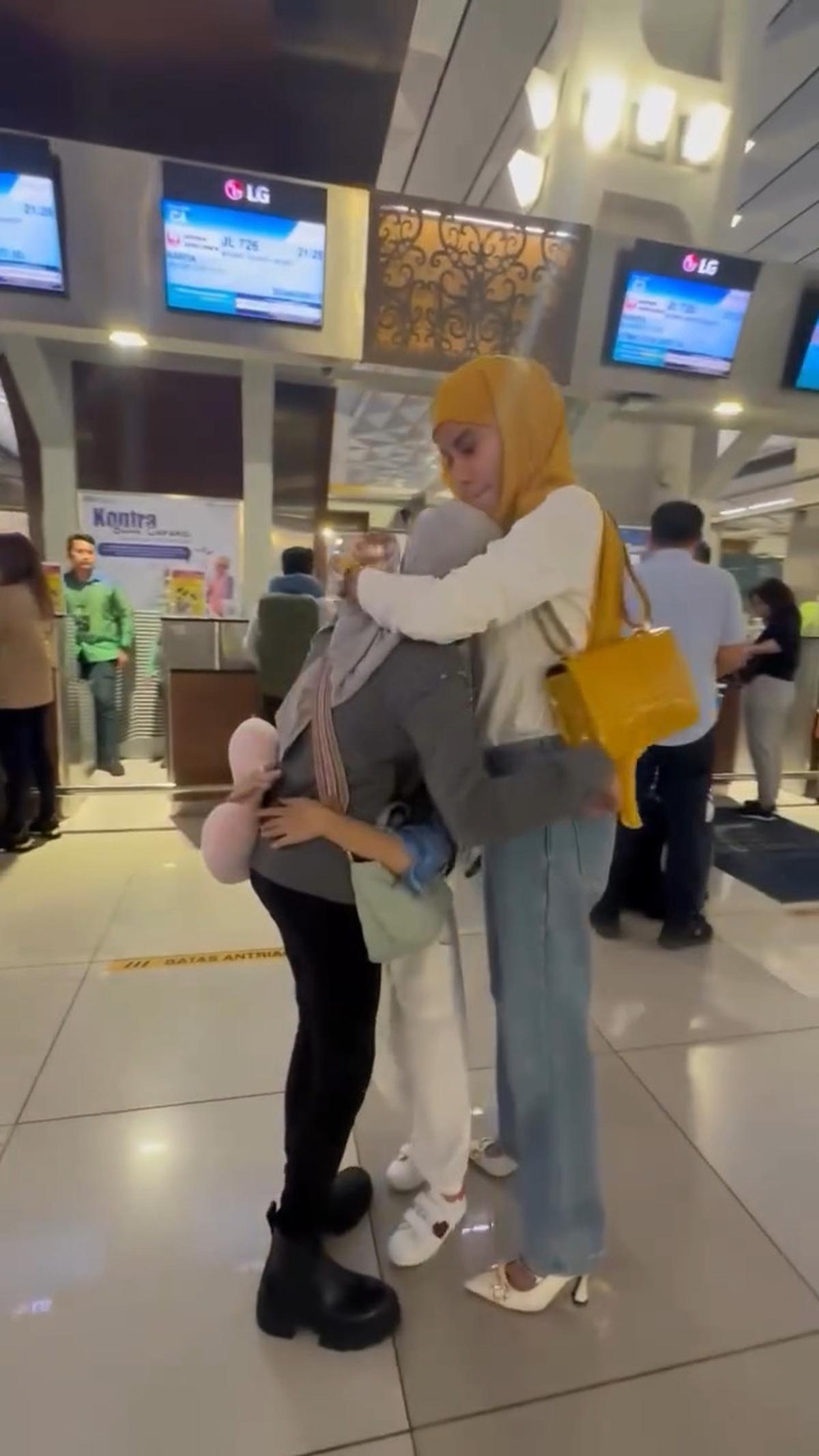 Momen Olla Ramlan dan Aufar Hutapea Antar Anak yang Akan Liburan ke Jepang
