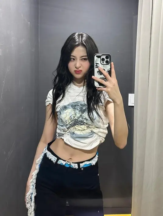 Mirror selfie check! Perpaduan jeans dengan drawstring crop top membuatnya terlihat trendy dan edgy. Ikat pinggang biasa sudah terlalu mainstream, maka Yunjin memakai renda-renda berwarna putih sebagai balutan ikat pinggang. [@jenaissante]

Penulis : Auliani Faiziah Haspari