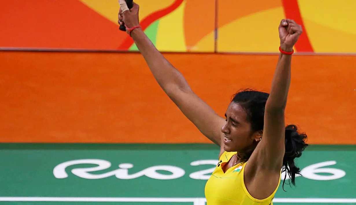 Atlet bulu tangkis India, P.V. Sindhu melakukan selebrasi usai mengalahkan wakil Jepang pada semifinal bulu tangkis wanita di Rio de Janeiro, Brasil, (18/8). P.V. Sindhu menang 2 set langsung atas Nozomi Okuhara. (REUTERS/Marcelo del Pozo)
