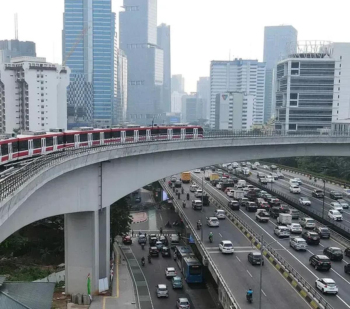 "Karena kerugian negara akibat kemacetan hampir Rp100 triliun per tahun," kata Jokowi.