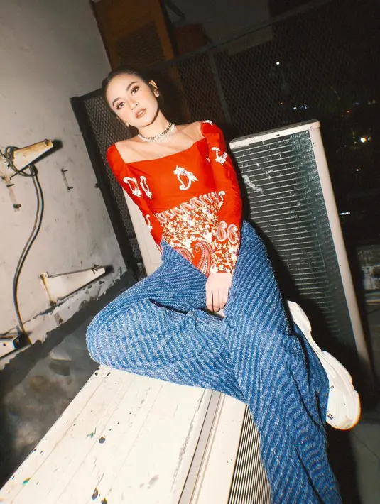 Bagaimana penampilan Mahalini dalam balutan kaftan, Sahabat Fimela?