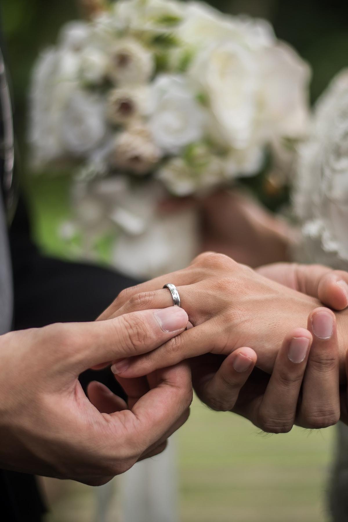 Apa Itu 'Lavender Marriage' yang Viral Dikaitkan Dengan Isu Pernikahan Pasangan Artis?