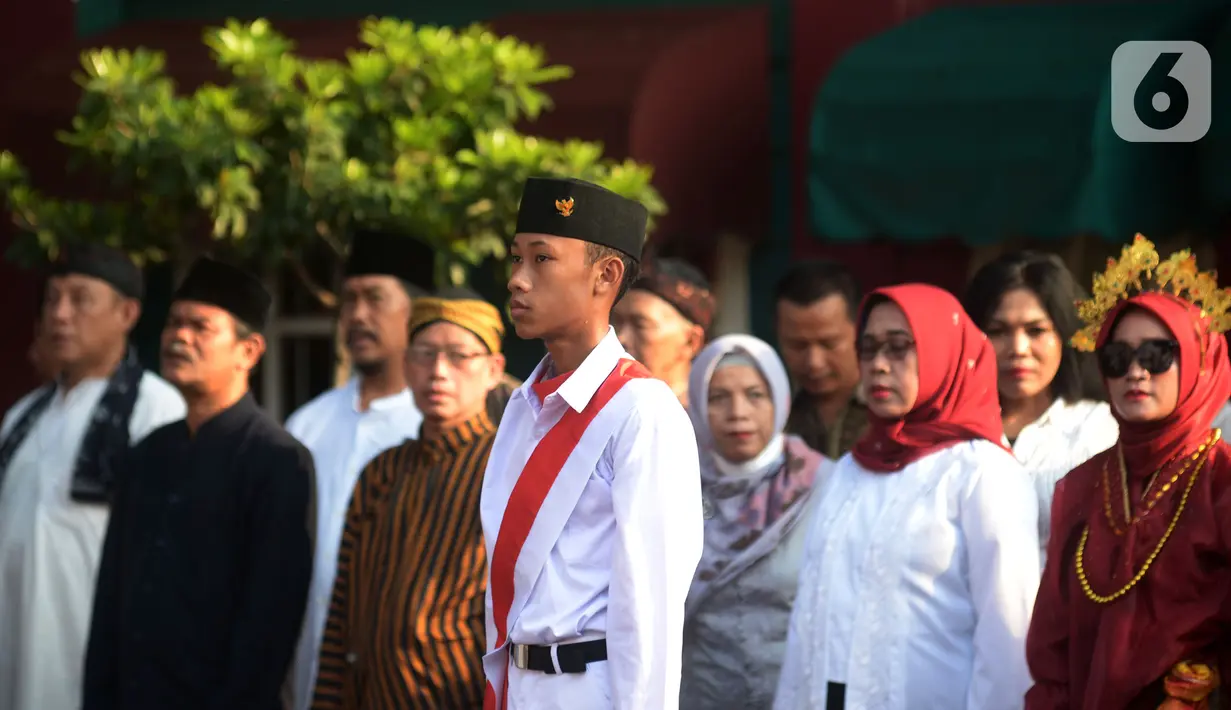 Petugas saat memimpin upacara Hari Ulang Tahun ke-77 Republik Indonesia di RW 04 Kebun Melati, Jakarta, Rabu (17/8/2022). Peringatan Hari Ulang Tahun Republik Indonesia telah menjadi tradisi di kampung tersebut sejak tahun 1975. (merdeka.com/Imam Buhori)