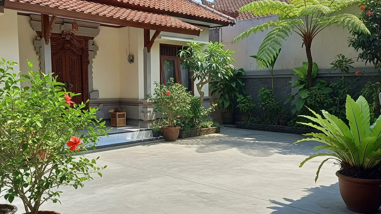 Halaman Rumah di Plester