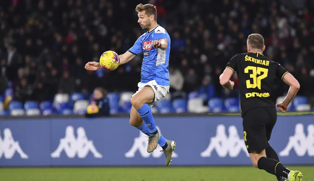 Penyerang Napoli, Fernando Torres Llorente mengontrol bola dari kawalan bek Inter Milan, Milan Skriniar  pada pertandingan lanjutan Liga Serie A Italia di stadion San Paolo Naples (6/1/2020). Inter menang 3-1 atas Napoli. (Cafaro/LaPresse via AP)