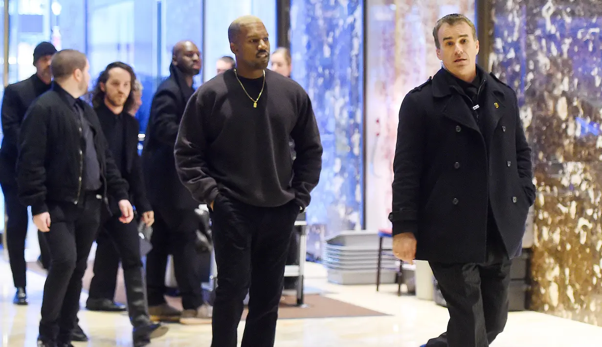 Penyanyi rap Kanye West setibanya di lobi Trump Tower, New York, Selasa (13/12). Suami sosialita Kim Kardashian iitu akan melakukan pertemuan dengan Presiden AS terpilih, Donald Trump Donald Trump. (TIMOTHY A. CLARY/AFP)