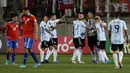 Para pemain Argentina melakukan selebrasi usai mengalahkan Chile pada pertandingan sepak bola pada pertandingan sepak bola Kualifikasi Piala Dunia 2022 di Stadion Zorros del Desierto, Calama, Chile, 27 Januari 2022. Argentina menang 2-1. (Esteban Felix/POOL/AFP)