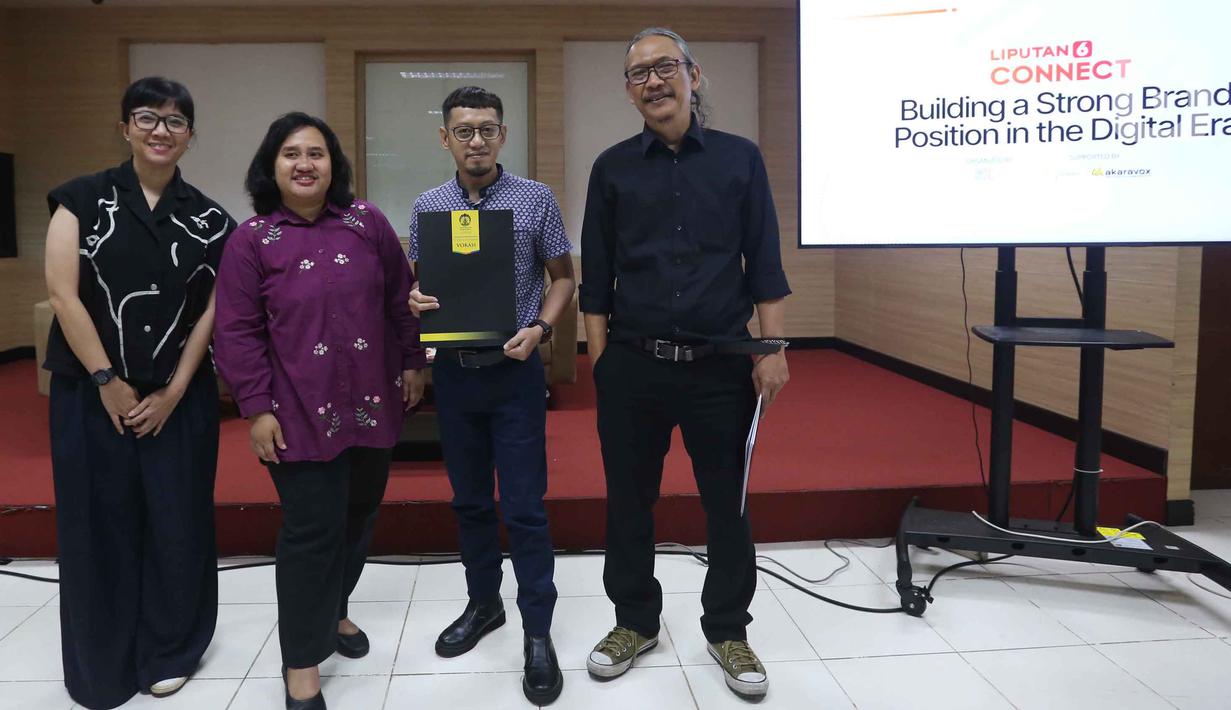 Program Liputan6.com Connect merupakan inisiatif edukatif yang menghubungkan mahasiswa dengan para profesional industri media digital. Tampak dalam foto, Sari Pratiwi, Brand Communications Manager KapanLagi Youniverse; Perwakilan Vokasi Universitas Indonesia, Mareta Maulidiyanti, S.Sos., M.M., CPR., selaku Kepala Program Studi Hubungan Masyarakat; Managing Editor Liputan6.com, Edu Krisnadefa; Social Media Manager KapanLagi Youniverse, Eko Setiawan; (dari kiri ke kanan) berfoto bersama usai gelaran program Liputan6.com Connect di kampus Vokasi Universitas Indonesia, Depok, Jawa Barat pada 11 November 2025. (Liputan6.com/Helmi Fithriansyah)