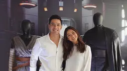 Pasangan suami istri ini kompak mengenakan atasan warna putih saat bertemu pemeran film Star Wars The Last Jedi. (Liputan6.com/Instagram/@nanamirdad_)