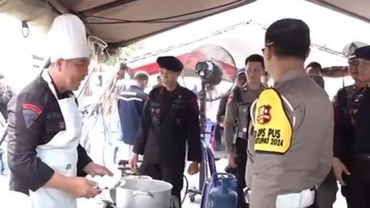 Dalam video, Irjen Aan tampak langsung menemui anggota Brimob yang bertugas sebagai koki di dapur umum tersebut.