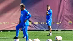 Pelatih sementara Barcelona, Sergi Barjuan (kanan) menyaksikan pemainnya berlatih di Barcelona, Spanyol (1/11/2021). Barcelona akan bertanding melawan Dynamo Kiev pada Grup E Liga Champions di Stadion Olimpiade Kiev. (AFP/Pau Barrena)