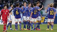 Pemain Jepang merayakan kemenangan atas Thailand pada laga uji coba di Stadion Nasional Jepang, Tokyo, Senin (1/1/2023). Hasil tersebut membuat Timnas Indonesia yang nanti satu grup dengan Jepang harus waspada dan mempersiapkan tim lebih baik di Piala Asia nanti. (AP Photo/Shuji Kajiyama)