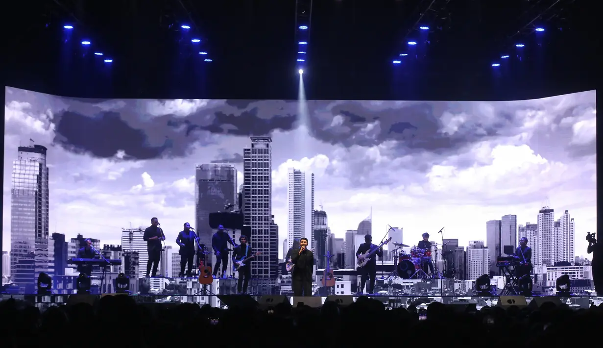 Teman Tulus di Jakarta dimanjakan dengan repertoar yang padat dari Tulus. Karya dari album-album Tulus tersaji, meski sajian utama tetaplah album Manusia itu sendiri. [Adrian Putra/Fimela.com]