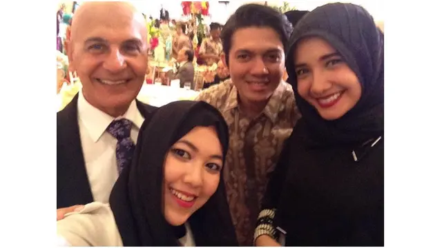 Zaskia Sungkar pergi kondangan bersama dengan ibu tirinya, keduanya kompak mengenakan hijab berwarna gelap.