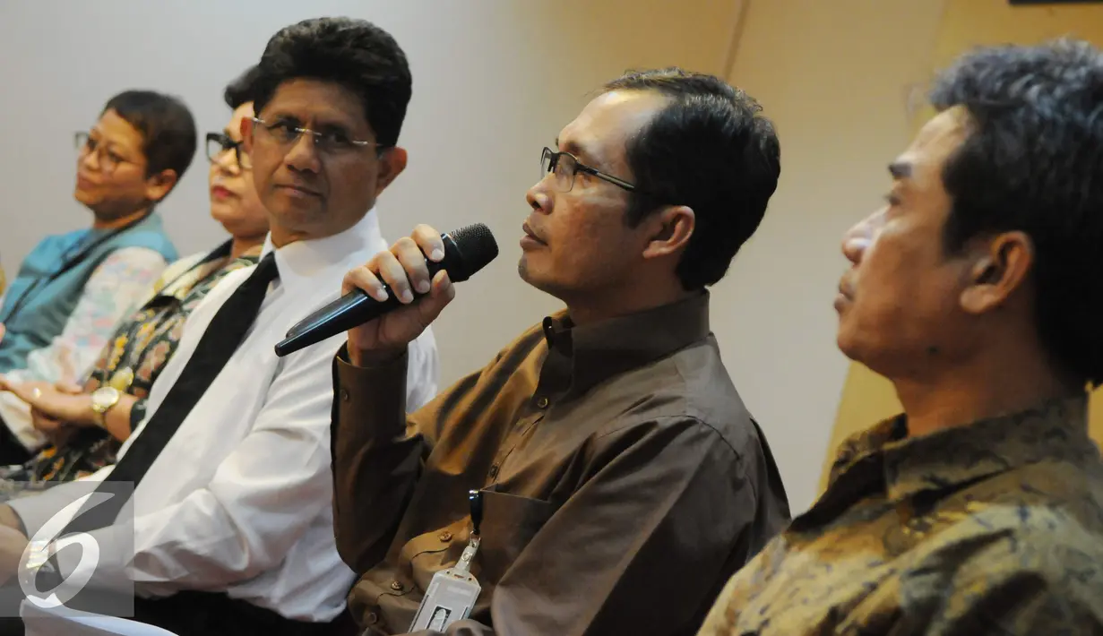 Alexander Marwata memberikan penjelasan kepada wartawan terkait isue terkini yang sedang ditangani KPK, Jakarta, Selasa (15/11). KPK membantah anggapan publik tentang kinerjanya menurun karena hanya mengurus kasus kelas teri. (Liputan6.com/Helmi Affandi)