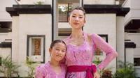 Jennifer Bachdim tampak anggun berkebaya warna pink, kembar dengan putri sulungnya, Kiyomi. (Instagram/jenniferbachdim).