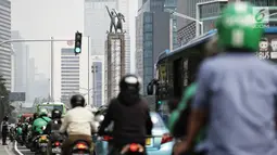 Patung Selamat Datang Bundaran HI terlihat di jalan MH. Thamrin, Jakarta, Rabu (1/8). Anies menilai, adanya JPO menghalangi Patung Selamat Datang yang filosofinya untuk menyambut tamu manca negara saat Asian Games 1962 lalu. (Liputan6.com/Faizal Fanani)