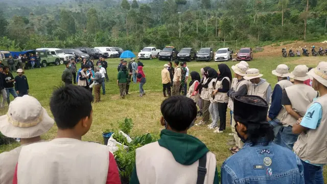 Dalam prakteknya, seluruh siswa sekolah reforestasi wajib mengikuti pendidikan intensi semacam pelatihan, dengan menitikberatkan pada praktek lapangan, setelah mendapatkan pemahaman teori di dalam kelas.