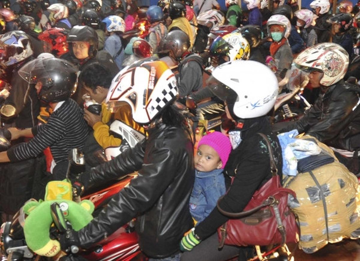 Potret lelah anak-anak pemudik sepeda motor