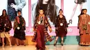 Kontestan membawakan busana pada ajang Plangi Model Hunt 2019 di Plaza Semanggi, Jakarta, Minggu (25/11). Pemilihan model Plangi Model Hunt 2019 yang memasuki tahun ke-14 ini mengusung tema 'City of Style'. (Merdeka.com/Arie Basuki)