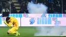 Kiper Timnas Indonesia itu terkena petasan yang dilemparkan dari tribun suporter I Nerazzurri. (AFP/Piero Cruciatti)