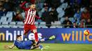 Pemain Atletico Madrid, Yannick Carrasco, berebut bola dengan pemain Getafe, Santiago Vergini, pada laga La Liga di Stadion Coliseum Alfonso Perez, Minggu (14/2/2016). Getafe takluk 0-1 dari Atletico Madrid. (Reuters/Andrea Comas)