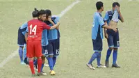 Pemain Unitomo Surabaya tampak sedih usai takluk dari UMM Malang pada laga Torabika Campus Cup 2017 di Stadion Universitas Negeri Malang, Rabu, (01/11/2017). UMM menang adu penalti 4-3 atas Unitomo. (Bola.com/M Iqbal Ichsan)