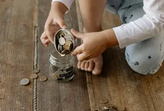 Banyak biaya kecil yang terlihat sepele seperti makan di luar atau aktivitas tambahan (Sumber: Pexels.com)