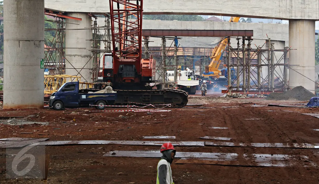 Aktivitas pembangunan jalan tol Depok-Antasari di kawasan Pondok Labu, Jaksel, Rabu (2/12/2015). Progress fisik Seksi I ruas Antasari-Sawangan sepanjang 12 km tersebut ditargetkan rampung pertengahan 2016. (Liputan6.com/Immanuel Antonius)