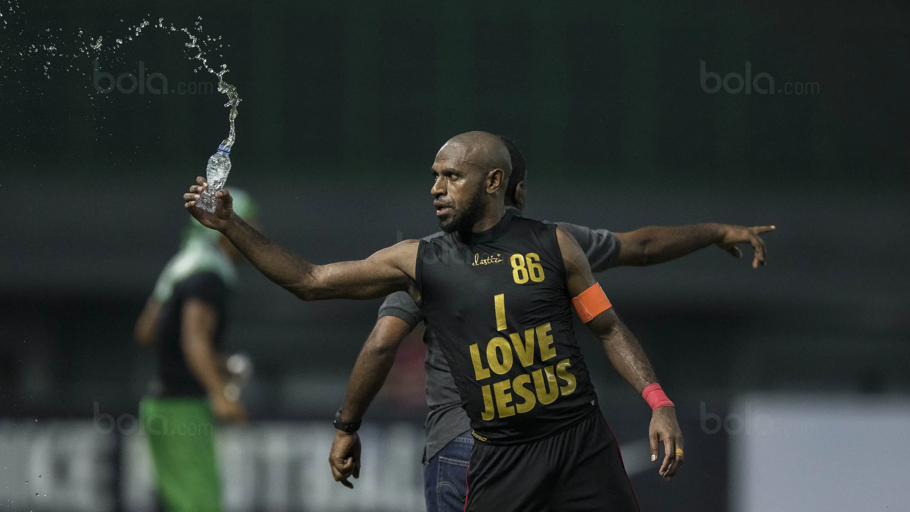 Gelandang Persipura, Boaz Solossa, menangkap botol minuman usai melawan Bhayangkara FC pada laga Liga 1 Indonesia di Stadion Patriot, Bekasi, Sabtu (9/9/2017). Bhayangkara FC menang 2-1 atas Persipura. (Bola.com/Vitalis Yogi Trisna)