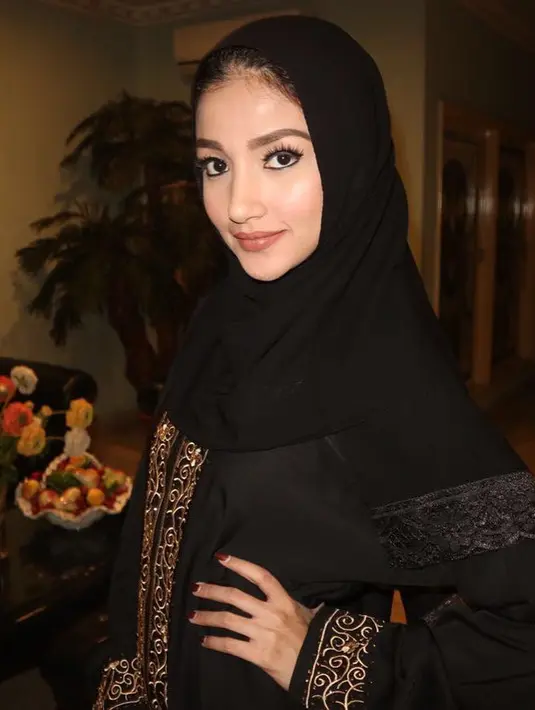 Selain itu, dalam foto profil di akun pribadi di instagramnya juga berubah dengan mengenakan hijab warna hitam. Apakah, ibu dua anak itu sudah hijrah? (Instagram/tsaniamarwa54)