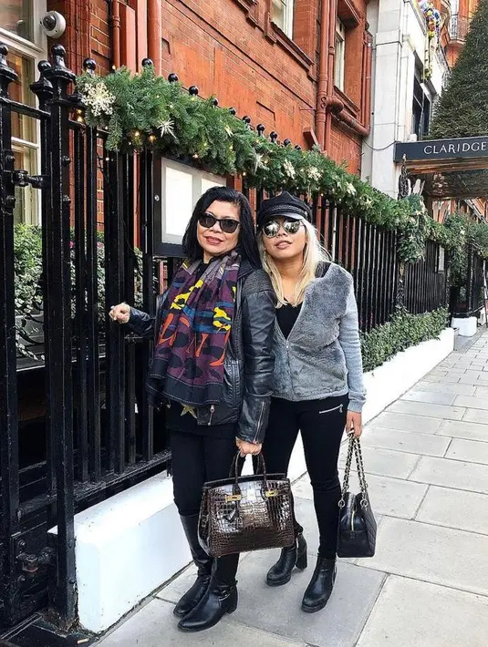 Ini potret Felicia bersama sang Ibunda. Keduanya tampil kompak kenakan jaket dan tas branded.  (Instagram/feliciahutapeaaa).