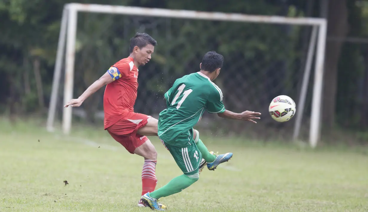 Bek sayap Persija Jakarta, Ismed Sofyan, mengamankan bola dari rebutan pemain PS AD pada laga uji coba di Lapangan Villa 2000, Tangerang, Jumat (4/3/2016). (Bola.com/Vitalis Yogi Trisna)