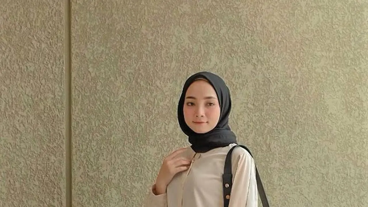 Kombinasi sweater dan rok