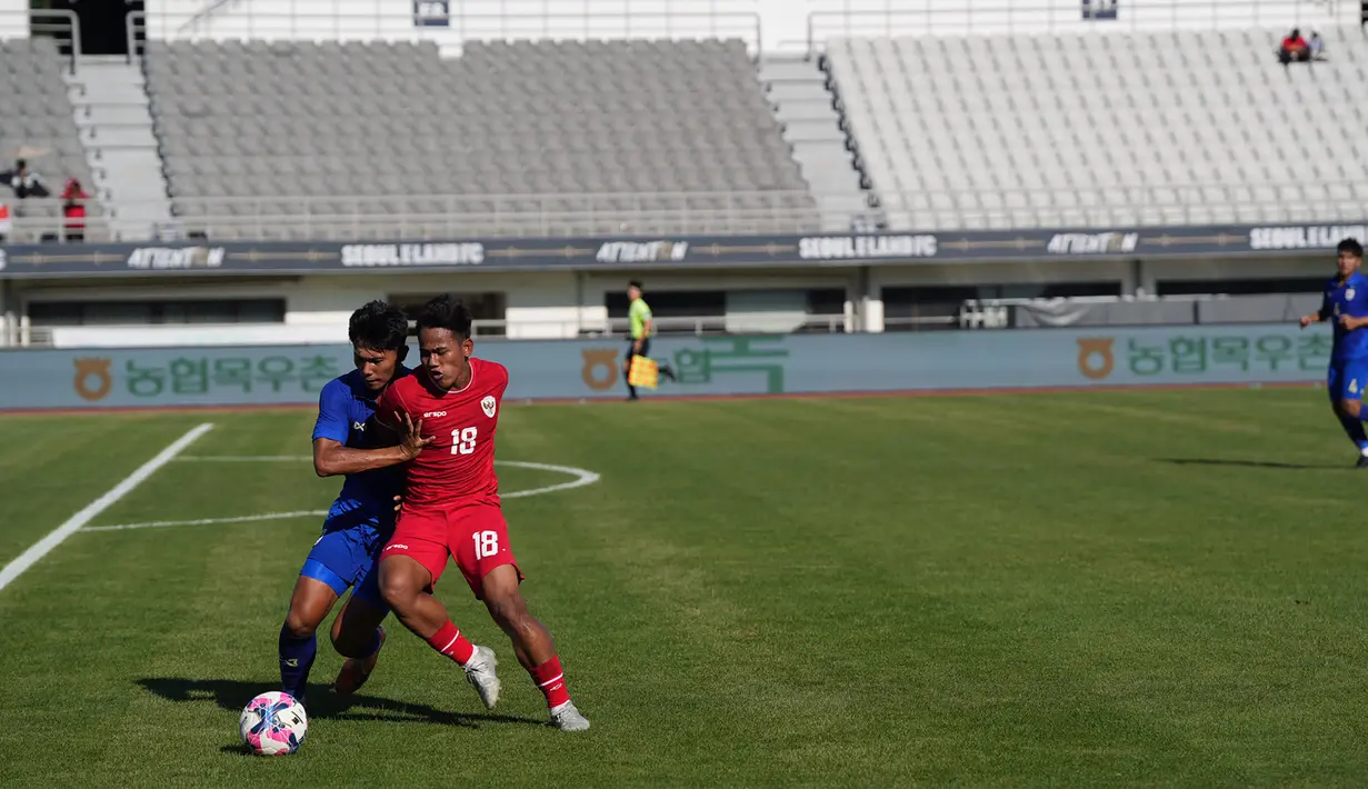 Pemain Timnas Indonesia U-20, Toni Firmansyah (kanan) berebut bola dengan seorang pemain Thailand U-20 pada laga kedua Turnamen Seoul Earth on Us Cup 2024 di Stadion Mokdong, Seoul, Korea Selatan, Jumat (30/8/2024). (Dok. PSSI)