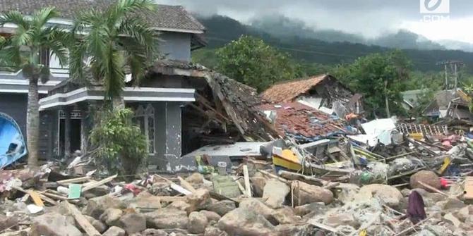 VIDEO: 34 Alat Berat Bersihkan Puing Bangunan di Lampung