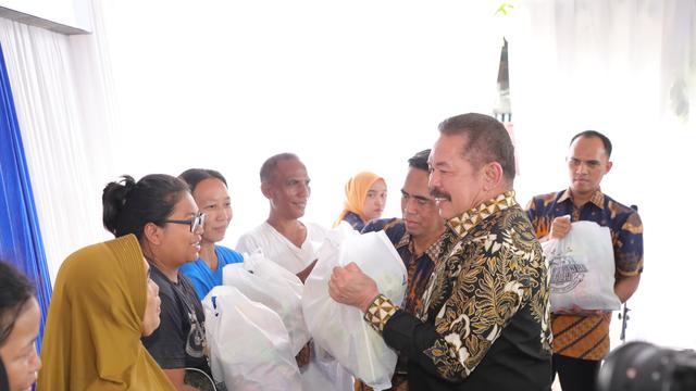 Jaksa Agung ST Burhanuddin beserta jajaran Kejaksaan RI melaksanakan kegiatan bakti sosial untuk masyarakat terdampak banjir di wilayah Bekasi, Jawa Barat.